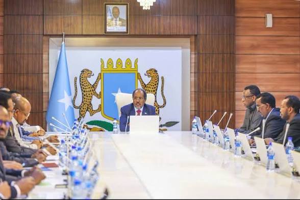 Somalia Orders Officials to Give Up Foreign Passports